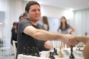 Rádio Capinzal - Enxadristas de Lacerdópolis disputam o IX Floripa Chess  Open